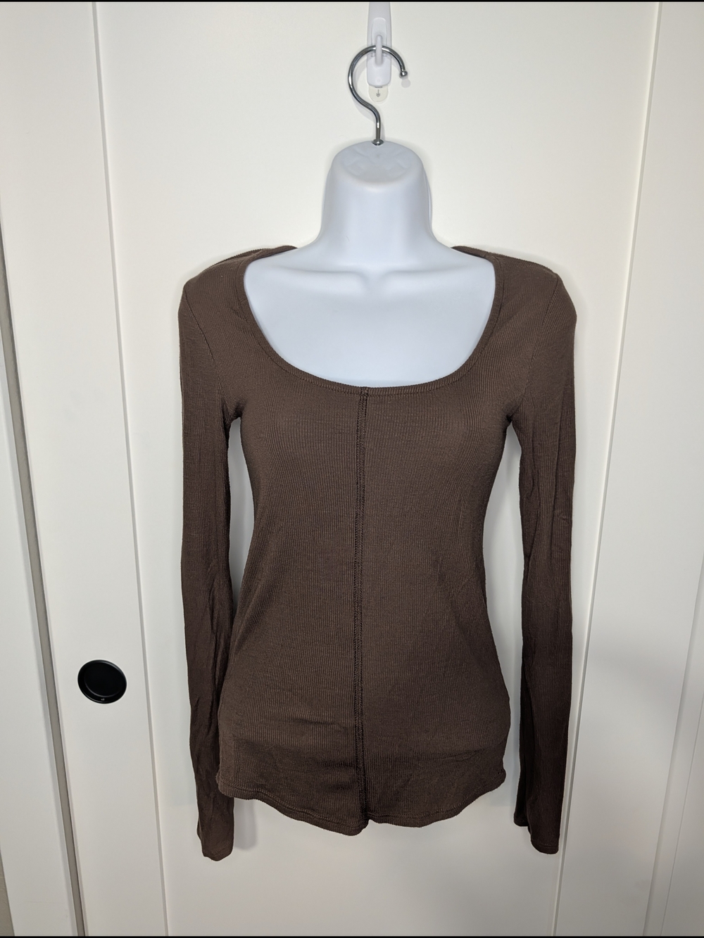 Joah Brown Scoop Neck Ribbed Long-Sleeve Top in Brown